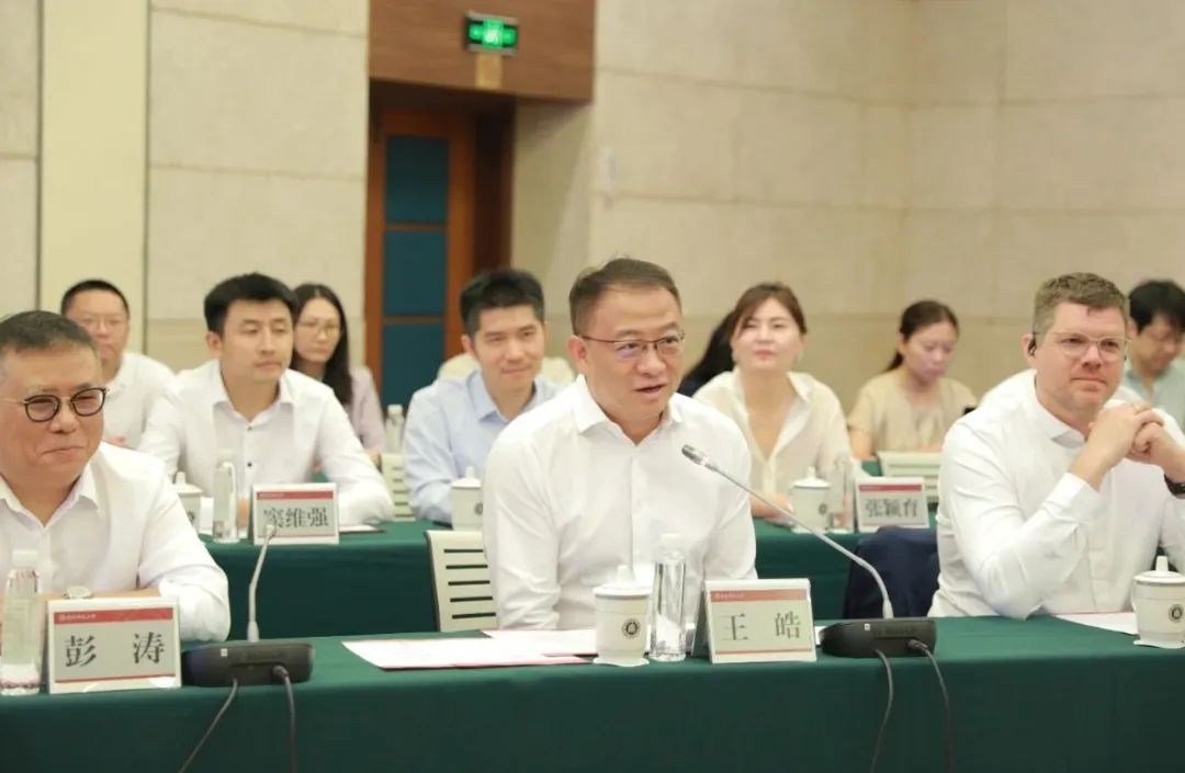 王皓讲话.jpg 王皓讲话.jpg